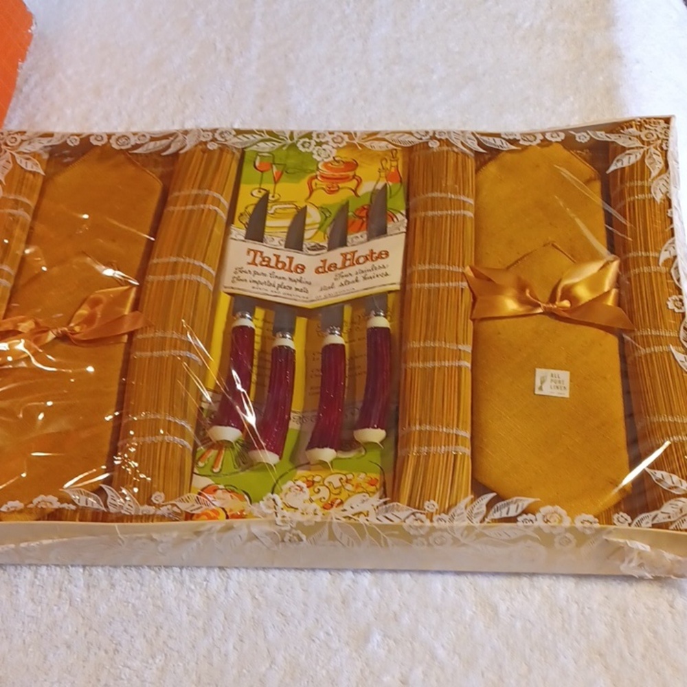 Vintage table ensemble place mats linen napkins and 4 steak knives